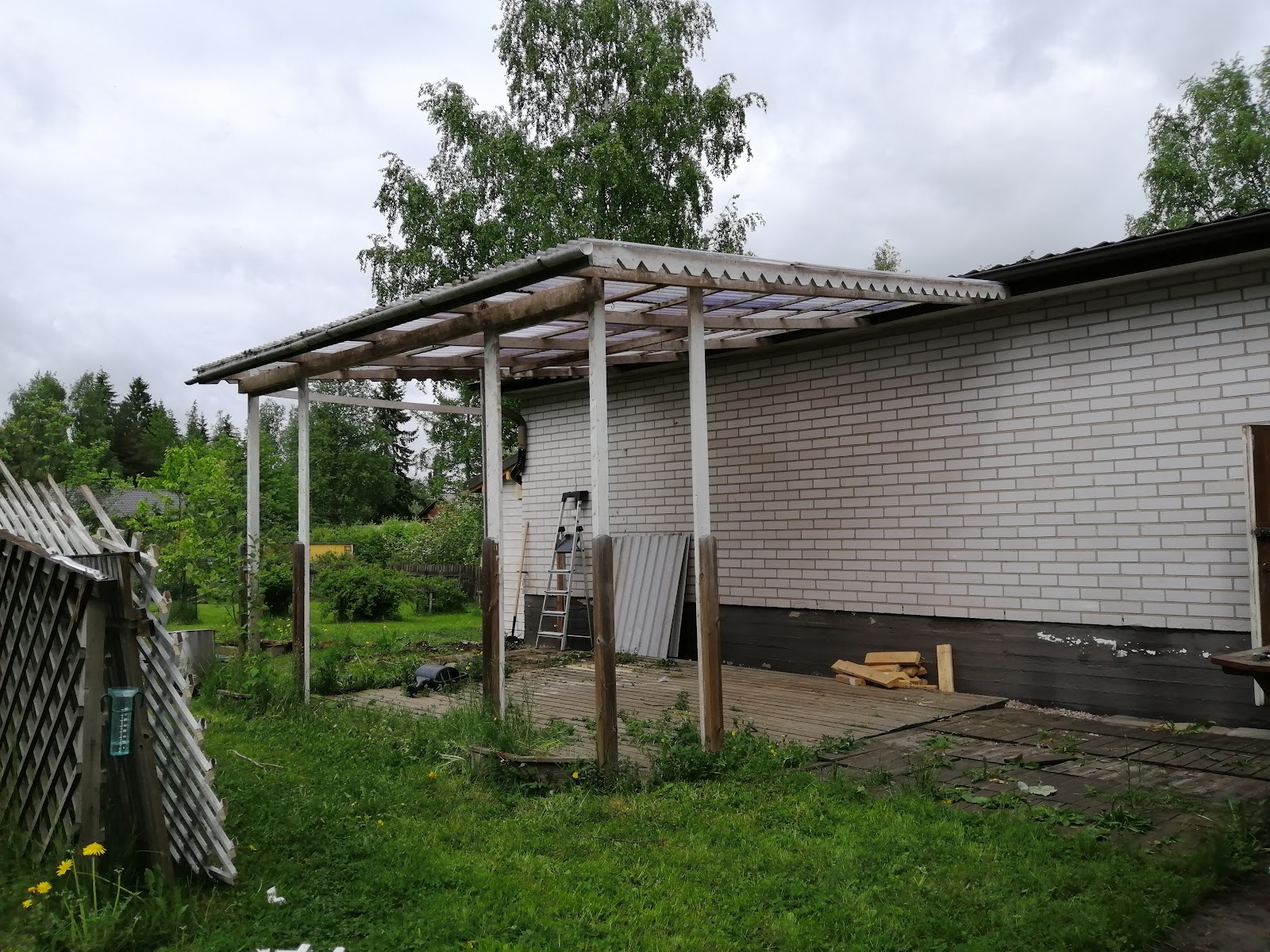 Terrasse med kraftig overdækning