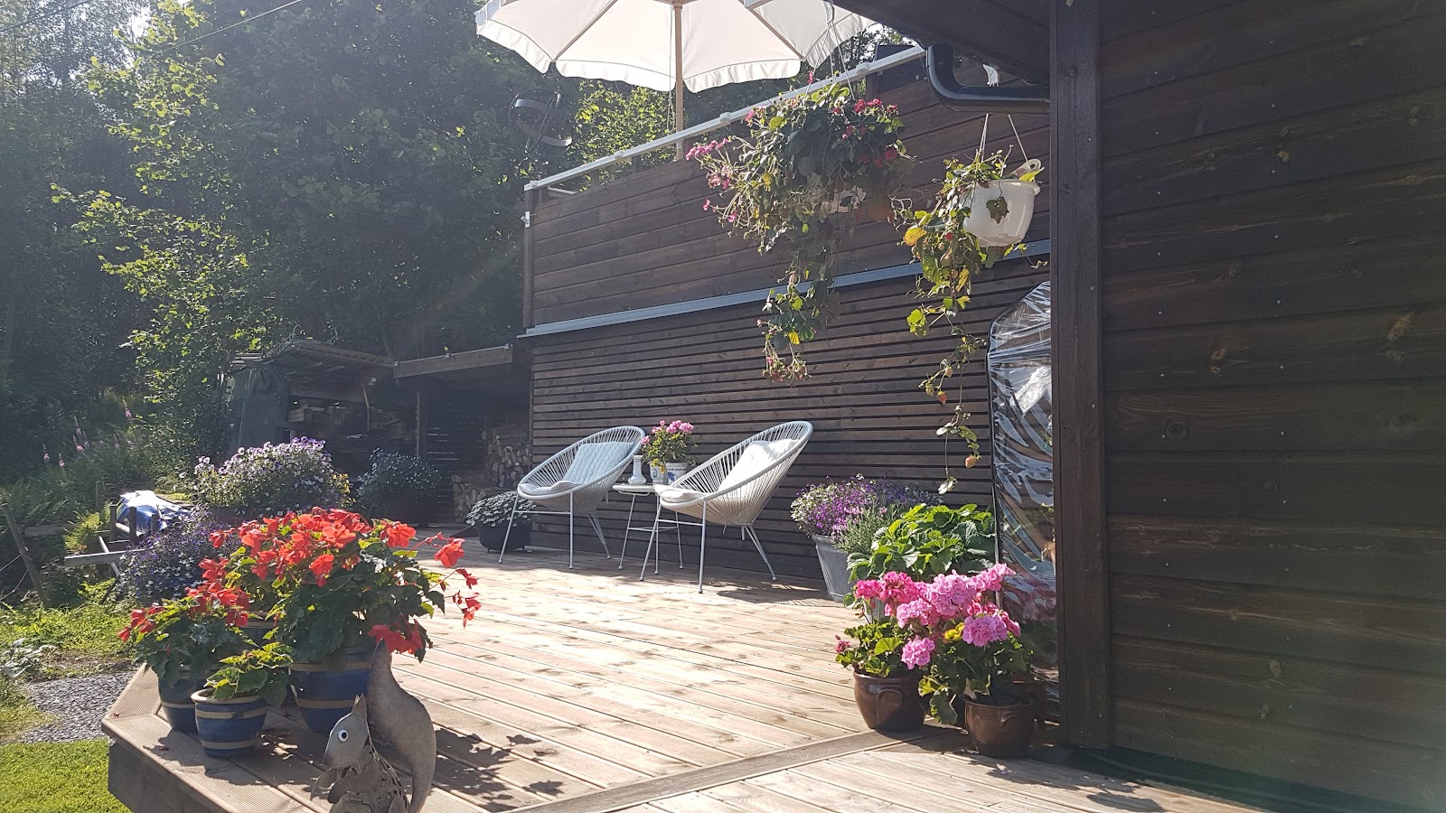 Morgenmadsterrasse og gangbro ved hytten