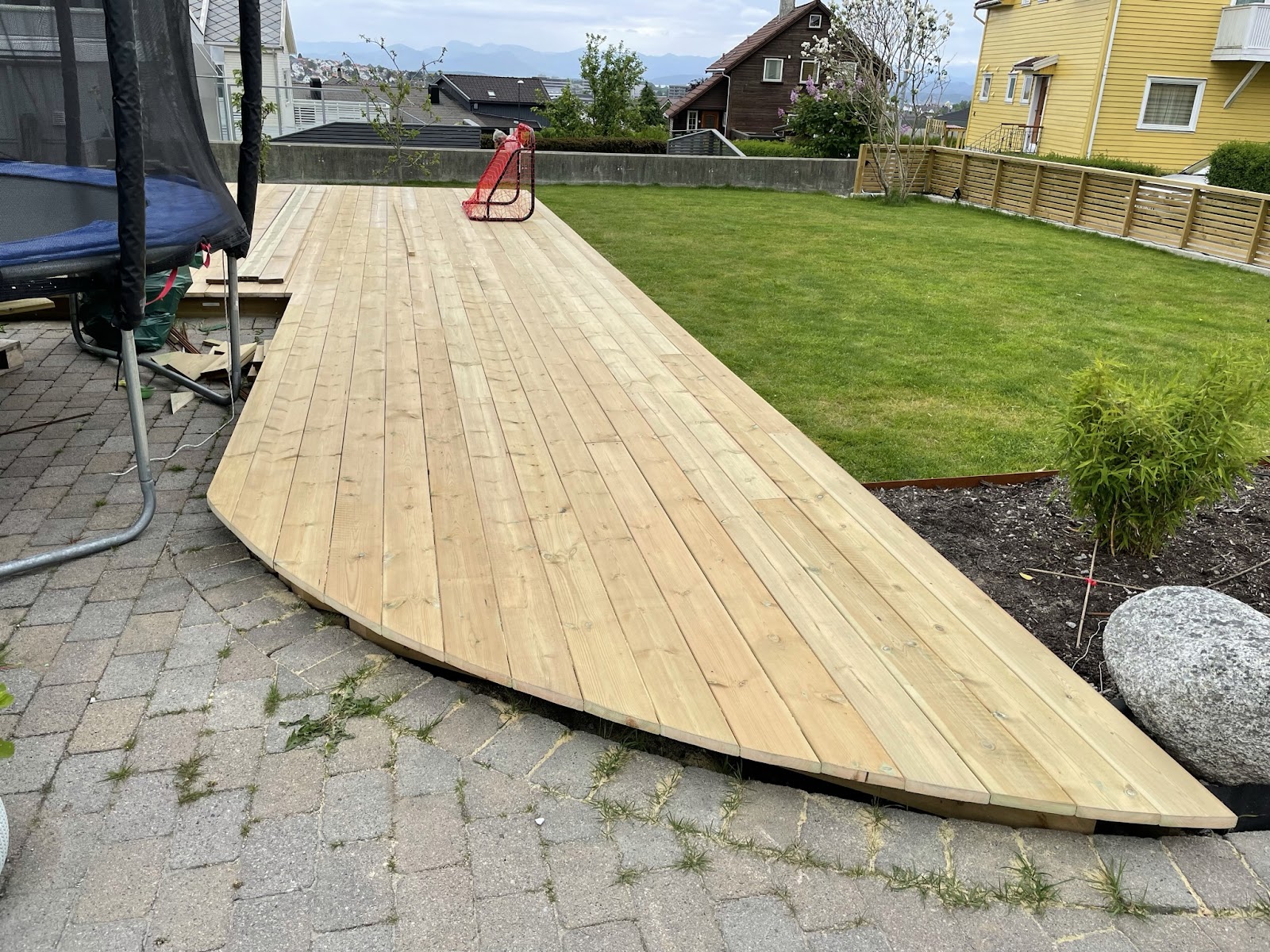 Haveprojekt med fokus på beklædning og trapper