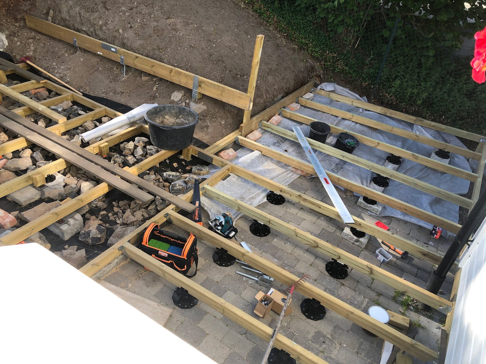 Lille terrasse med indbygget lounge