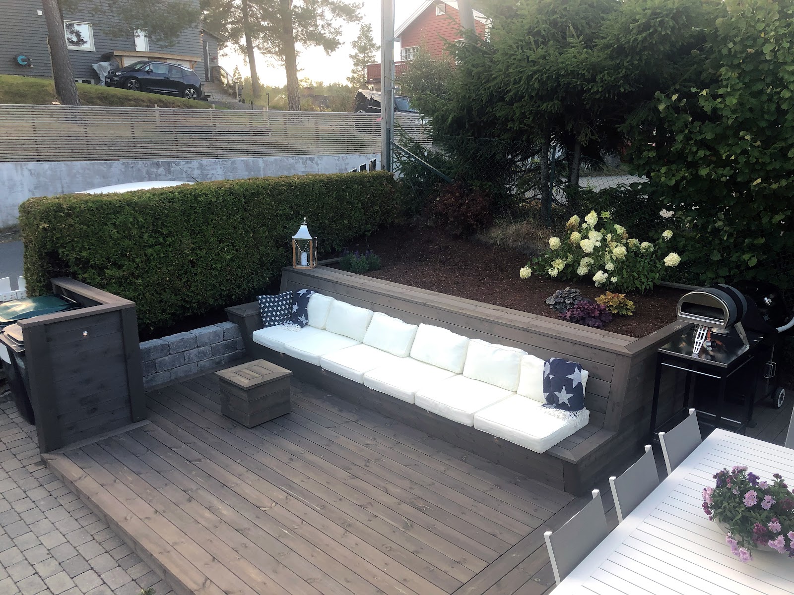 Lille terrasse med indbygget lounge