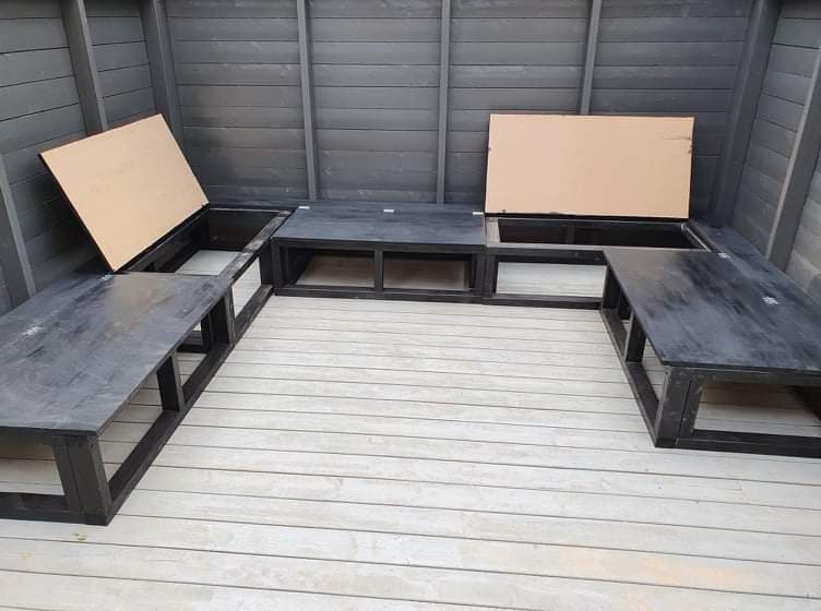 Havestue med sofa og udekøkken