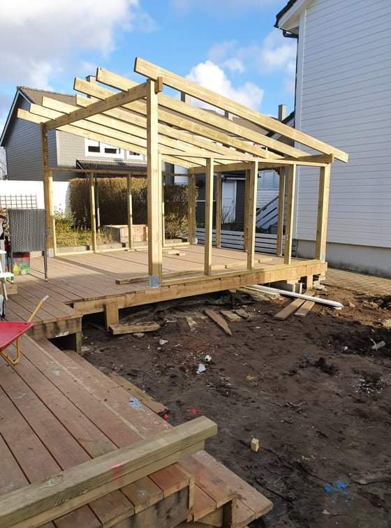 Havestue med sofa og udekøkken