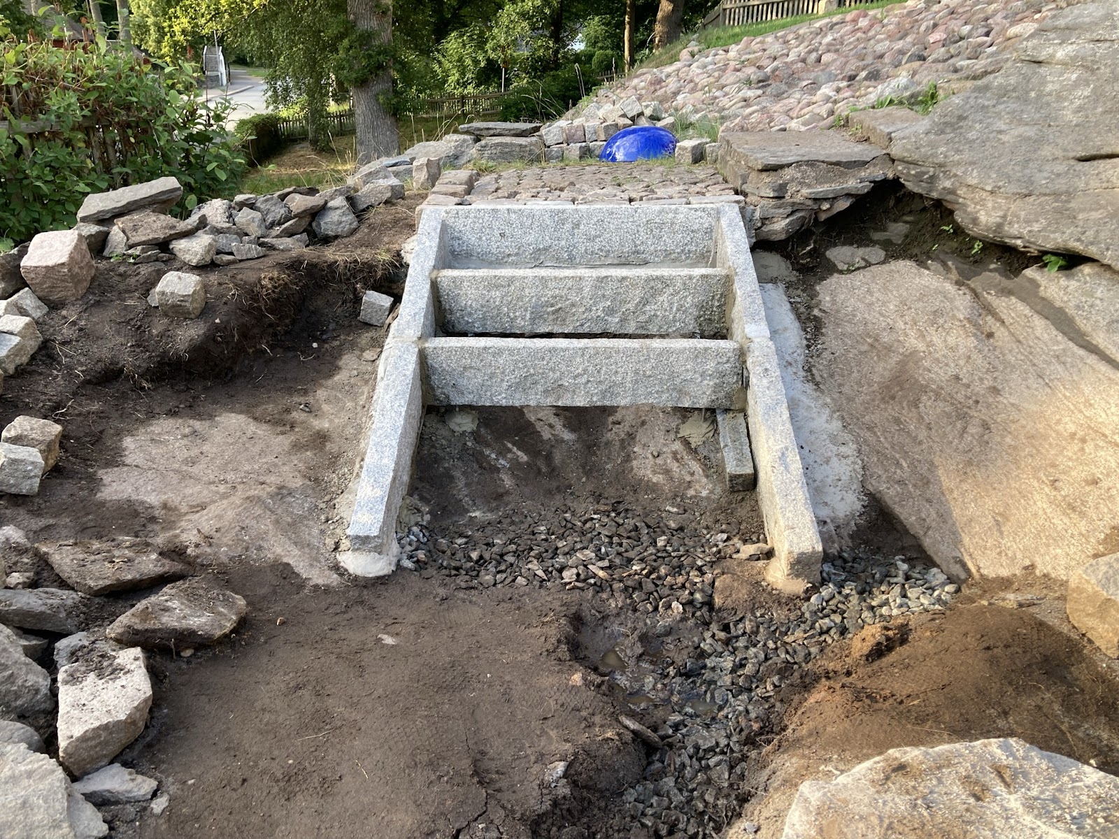 Vildtvoksende kompostområde blev til stenhave