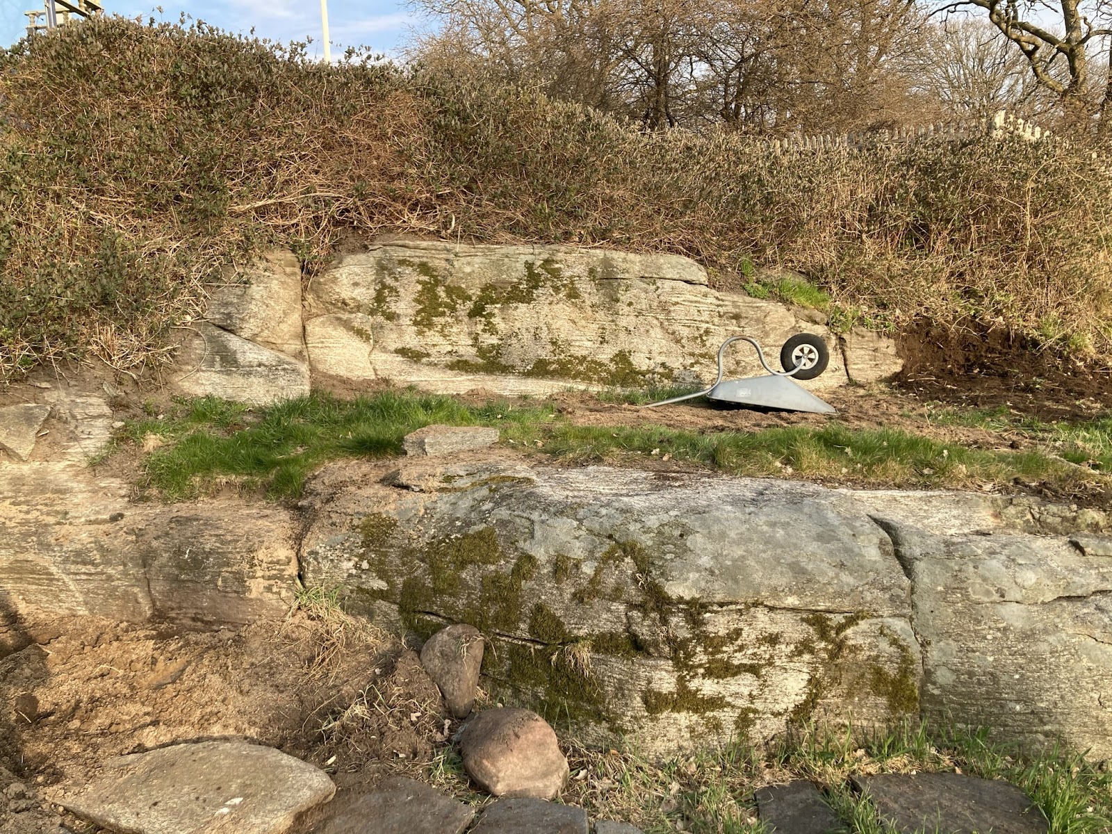 Vildtvoksende kompostområde blev til stenhave