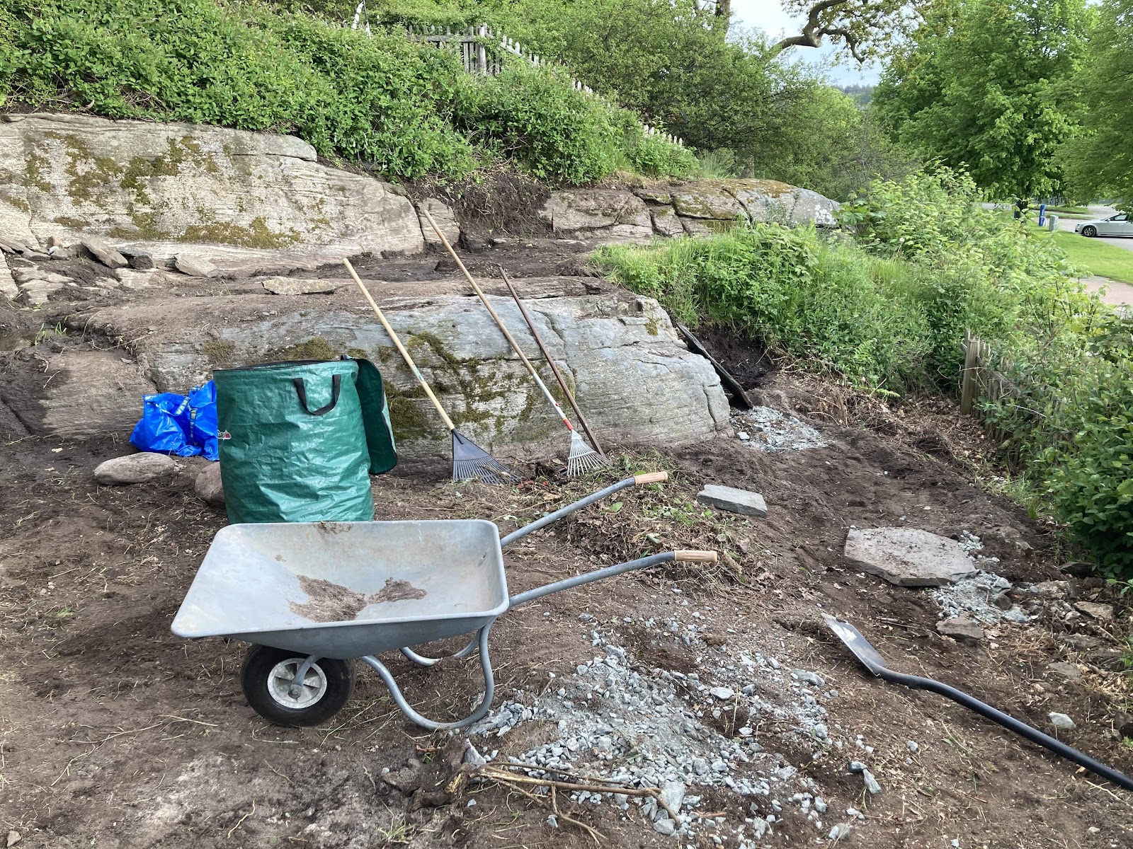 Vildtvoksende kompostområde blev til stenhave