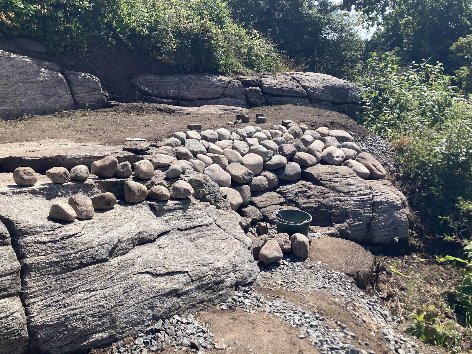 Vildtvoksende kompostområde blev til stenhave