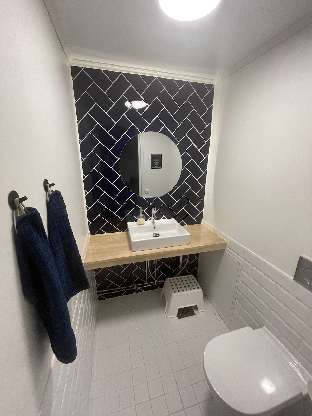 Nyt toilet med sildeben og fliser