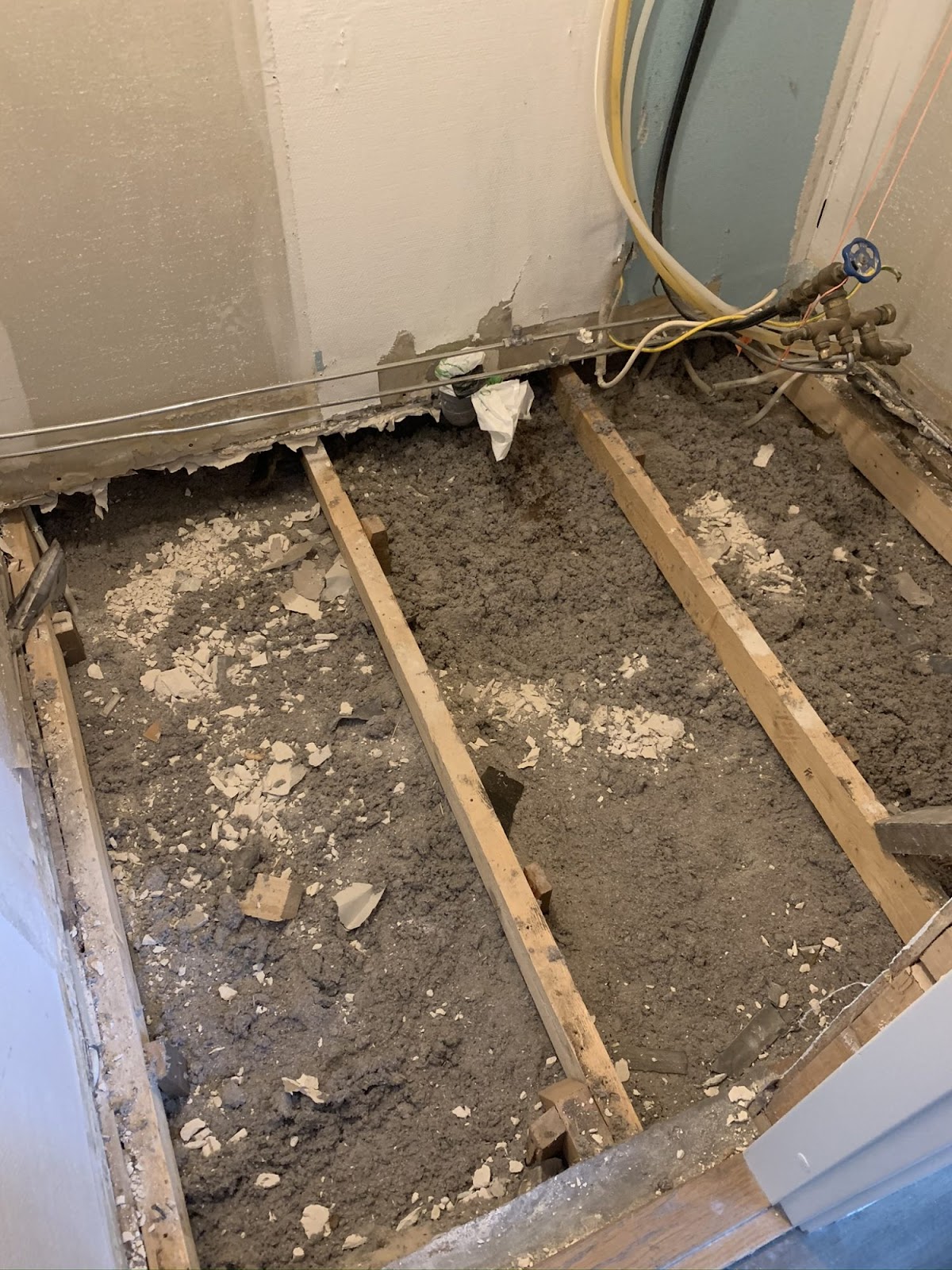 Nyt toilet med sildeben og fliser