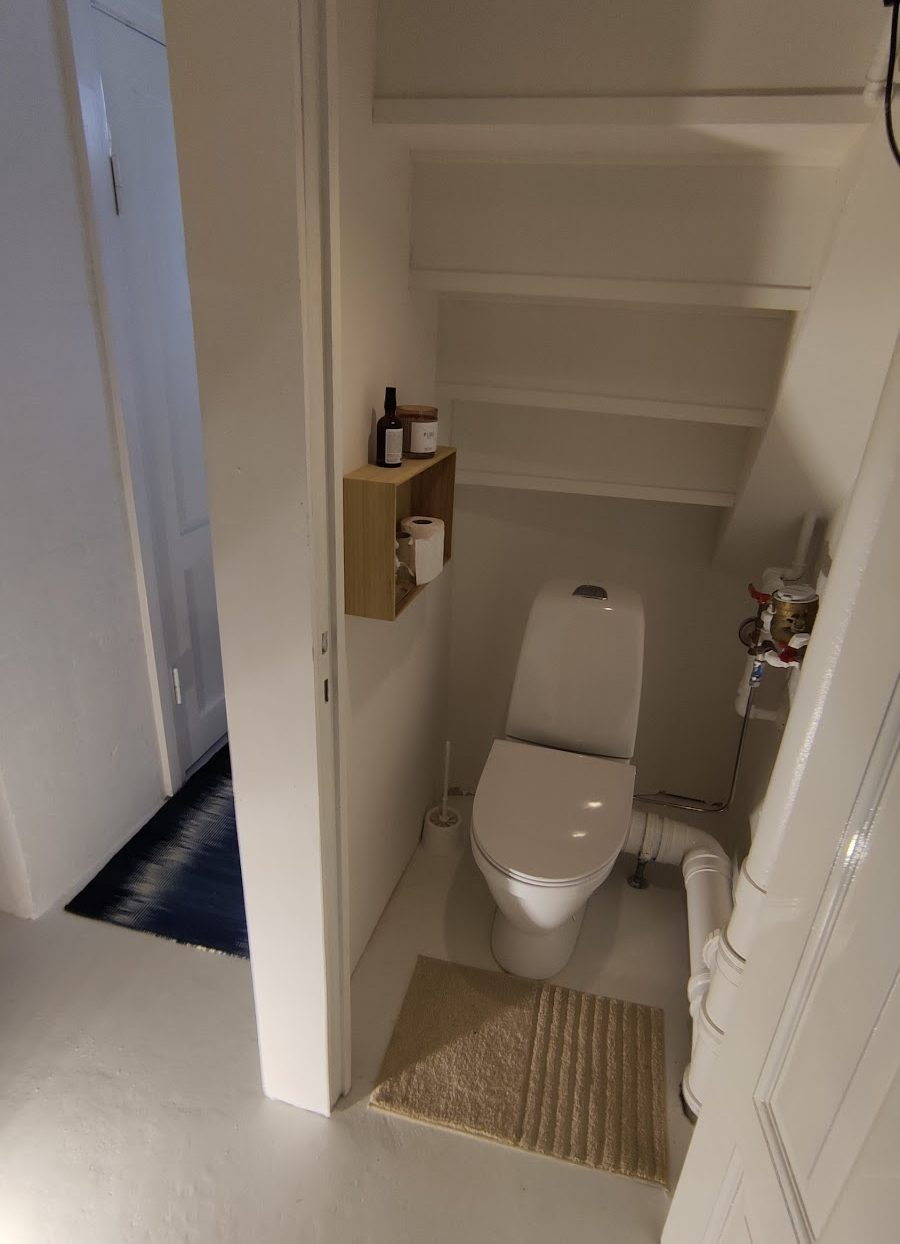 Toilet under trappe