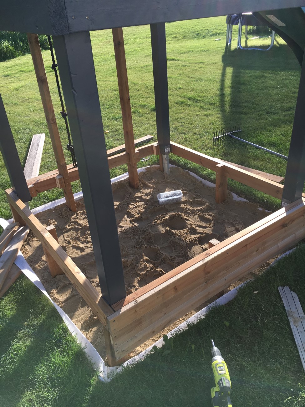 Legeplads med gynge og klatrestativ