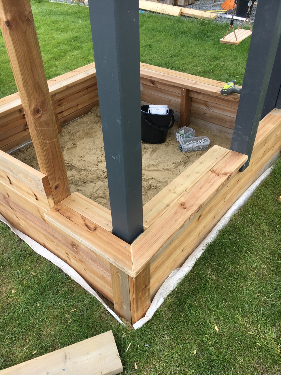 Legeplads med gynge og klatrestativ