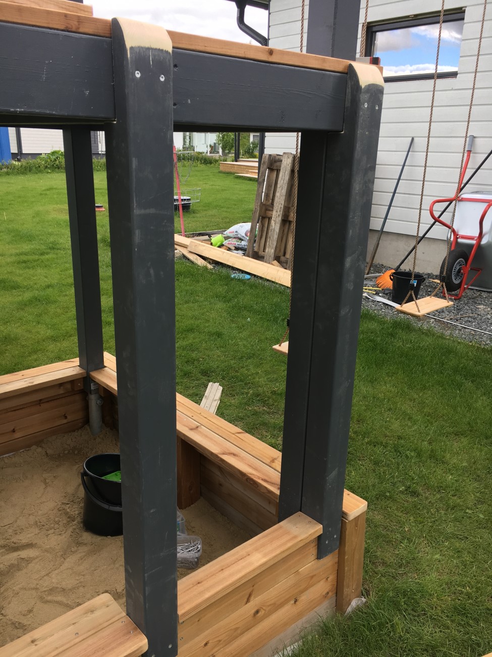 Legeplads med gynge og klatrestativ