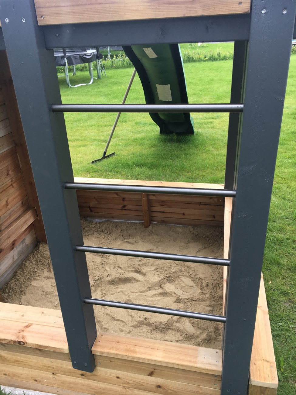 Legeplads med gynge og klatrestativ