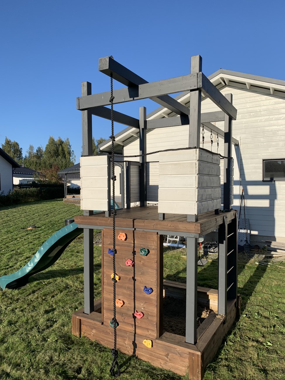 Legeplads med gynge og klatrestativ