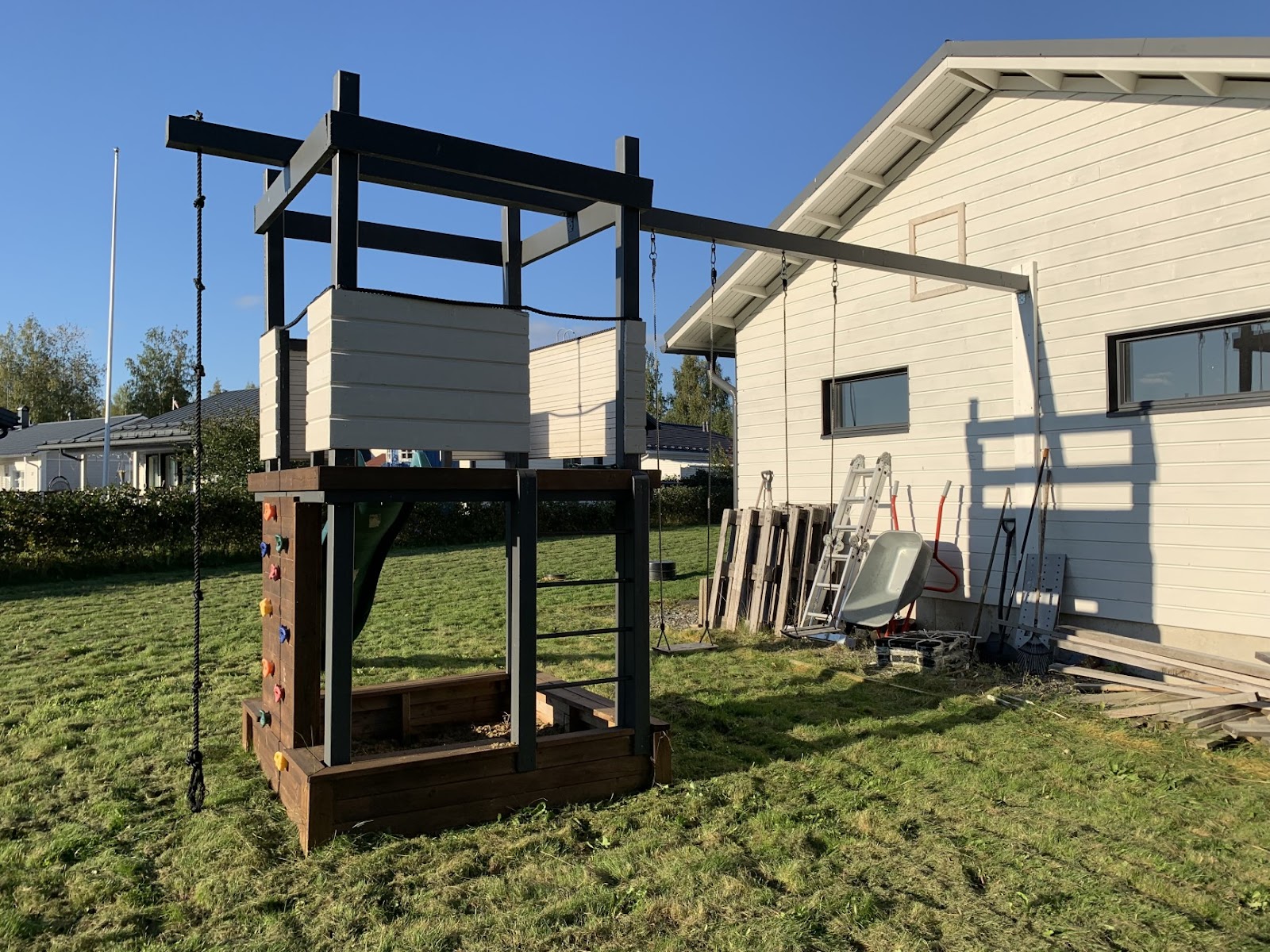 Legeplads med gynge og klatrestativ