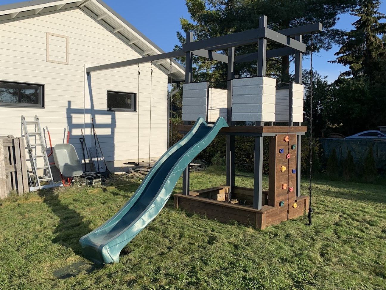 Legeplads med gynge og klatrestativ