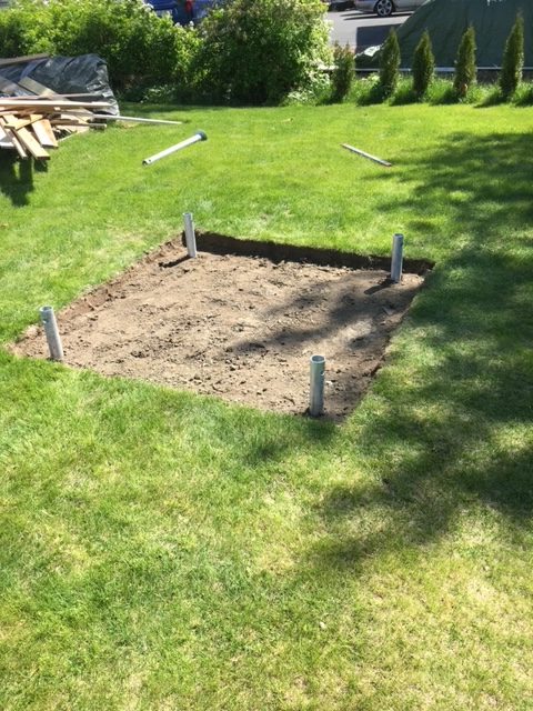 Legeplads med gynge og klatrestativ