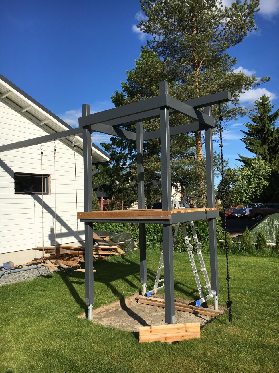 Legeplads med gynge og klatrestativ