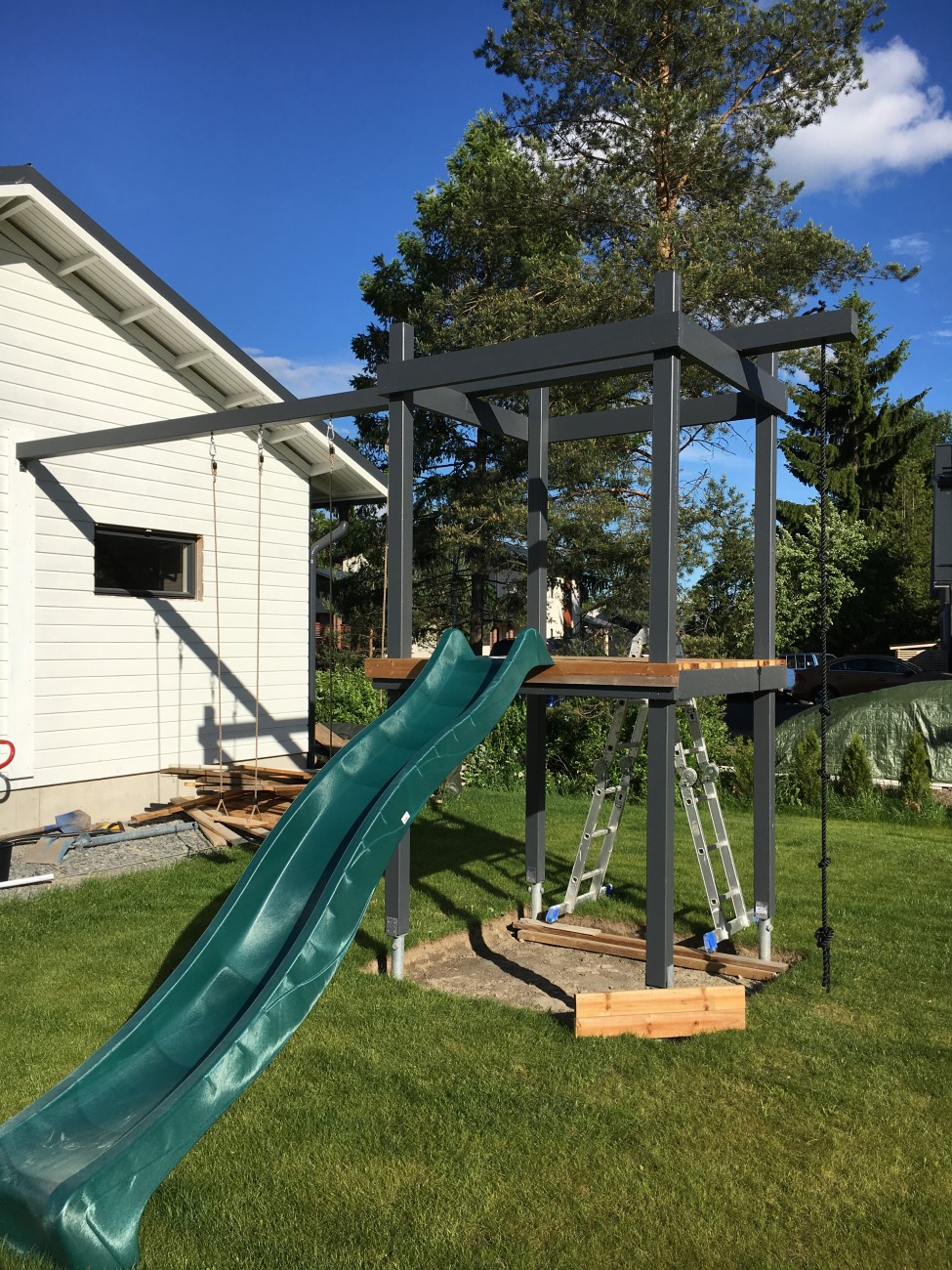 Legeplads med gynge og klatrestativ