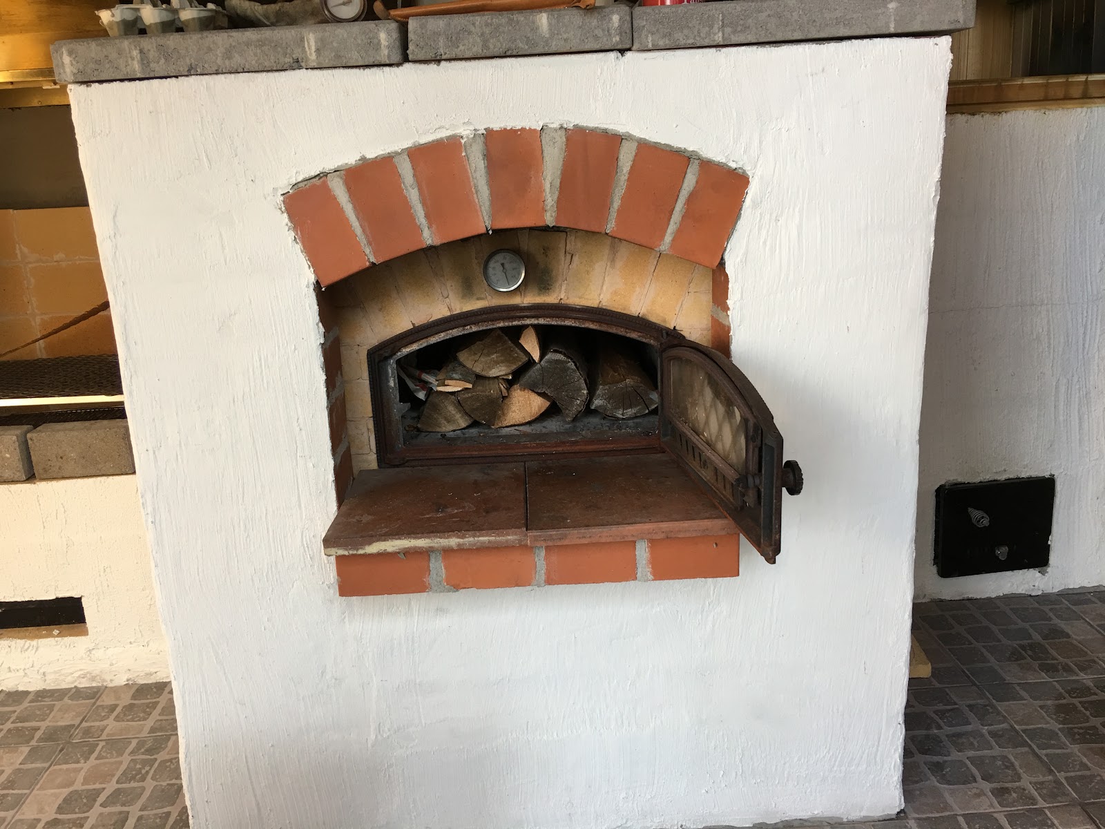 Udekøkken med pizzaovn og røgeovn