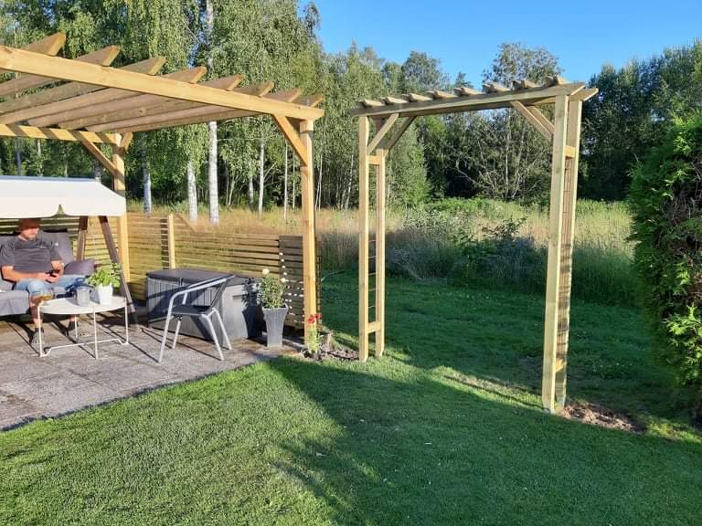 Pergola med klatreplanter