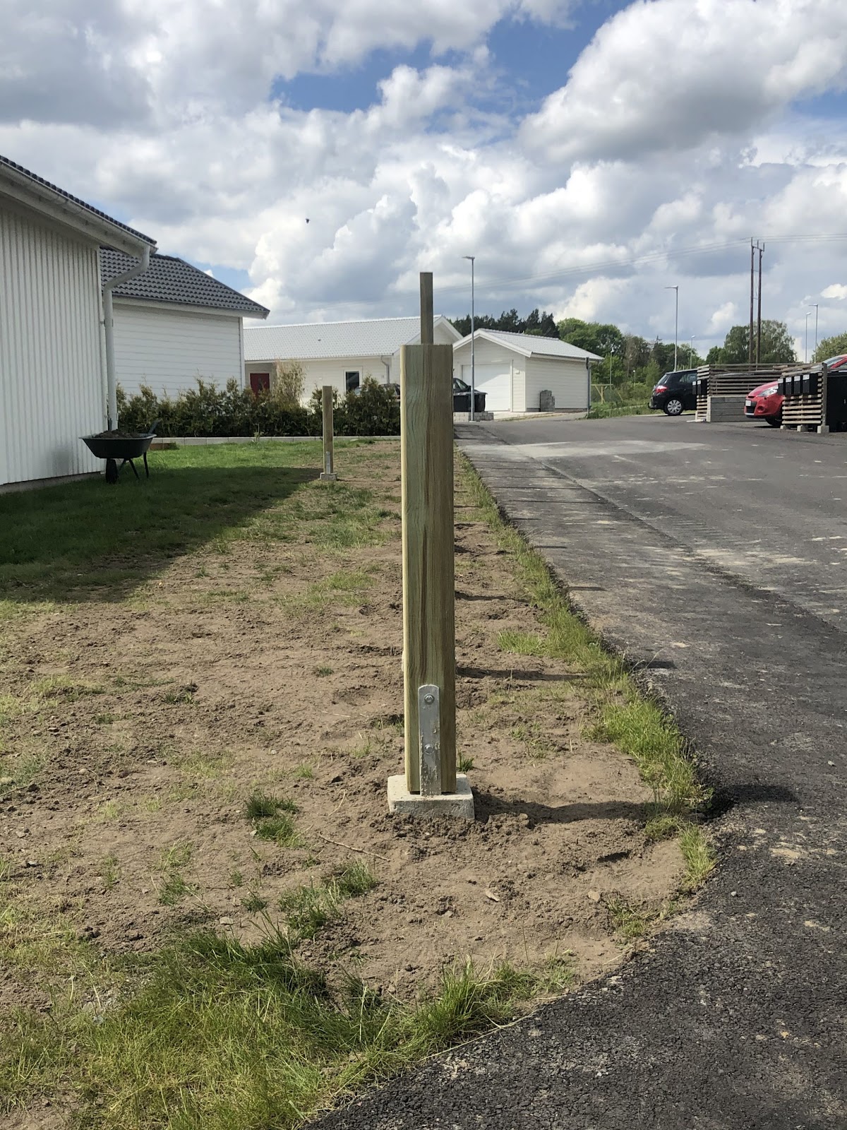 Nyt plankeværk rundt om haven