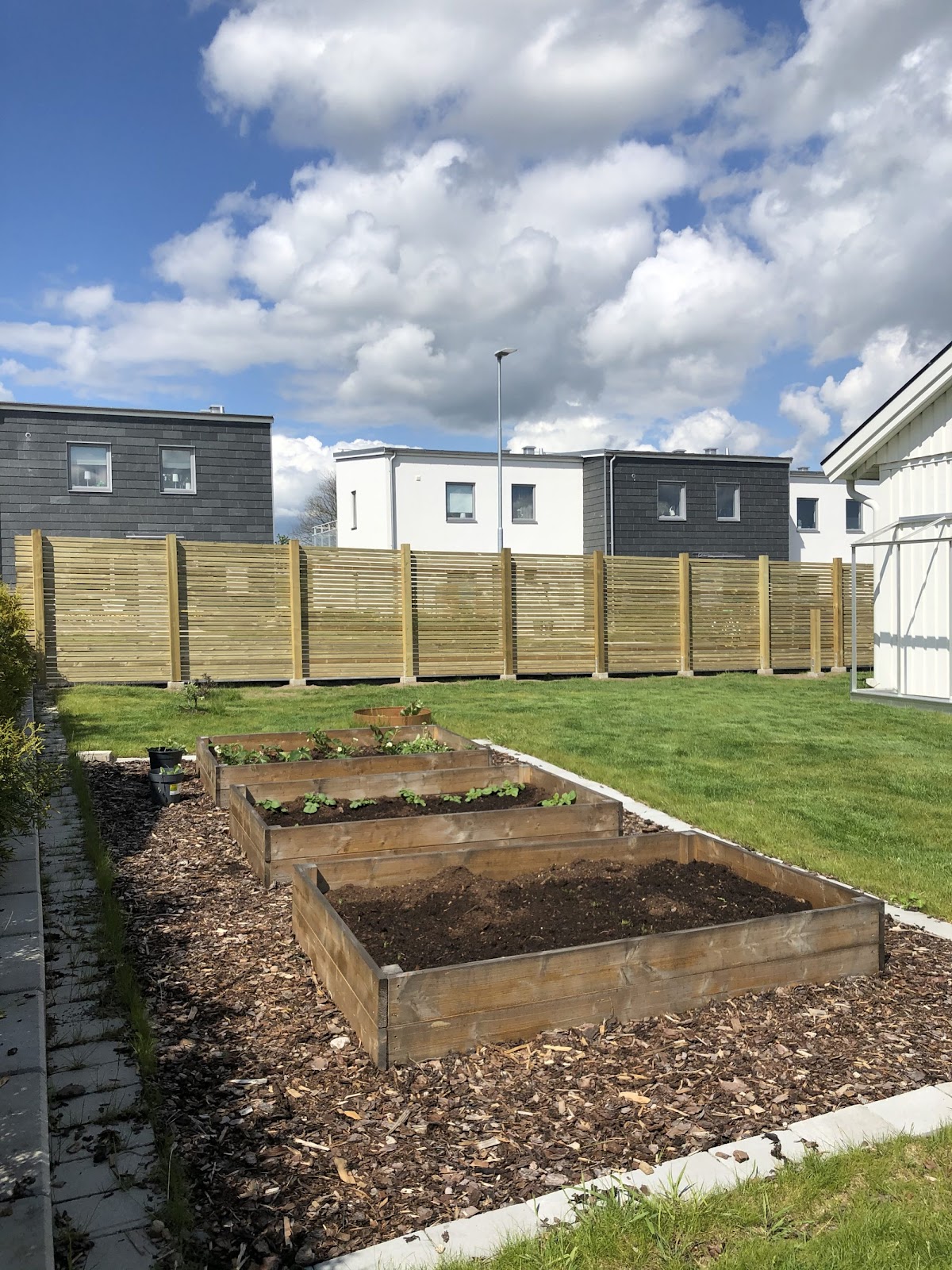 Nyt plankeværk rundt om haven