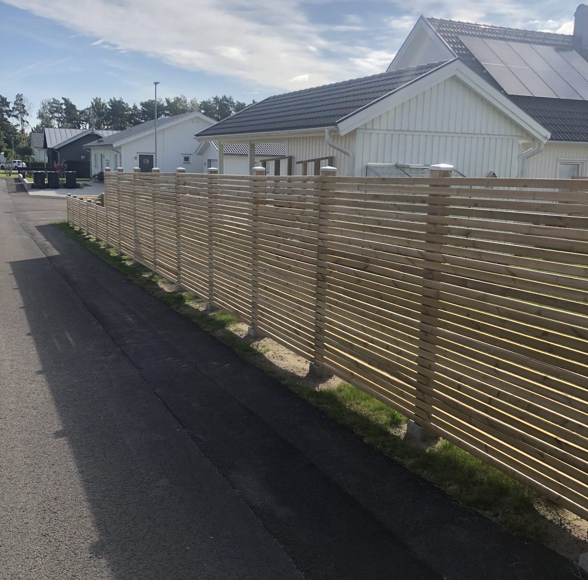 Nyt plankeværk rundt om haven