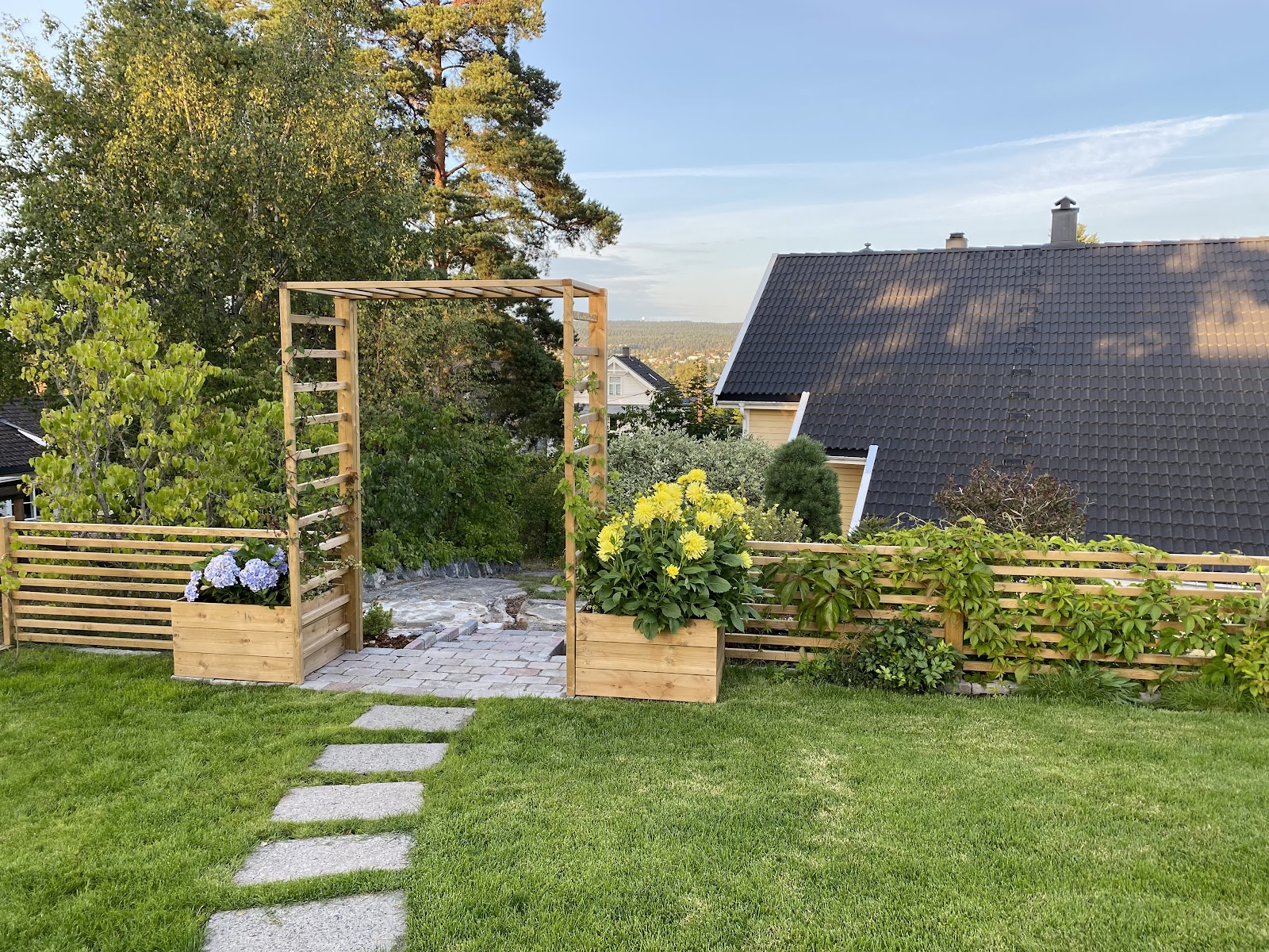 Hegn med havebue til klatreplanter