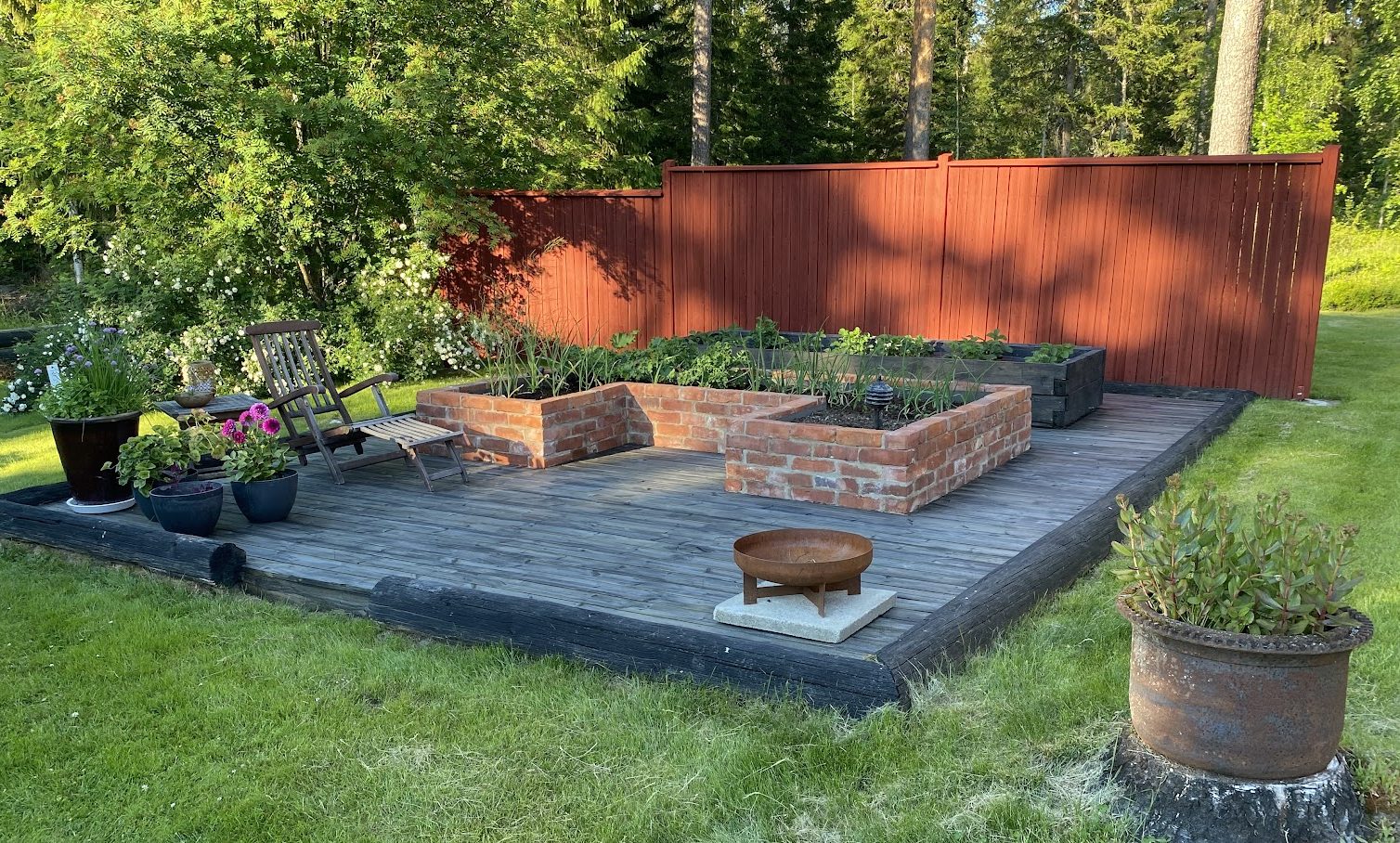 Haveland af genbrugsmaterialer