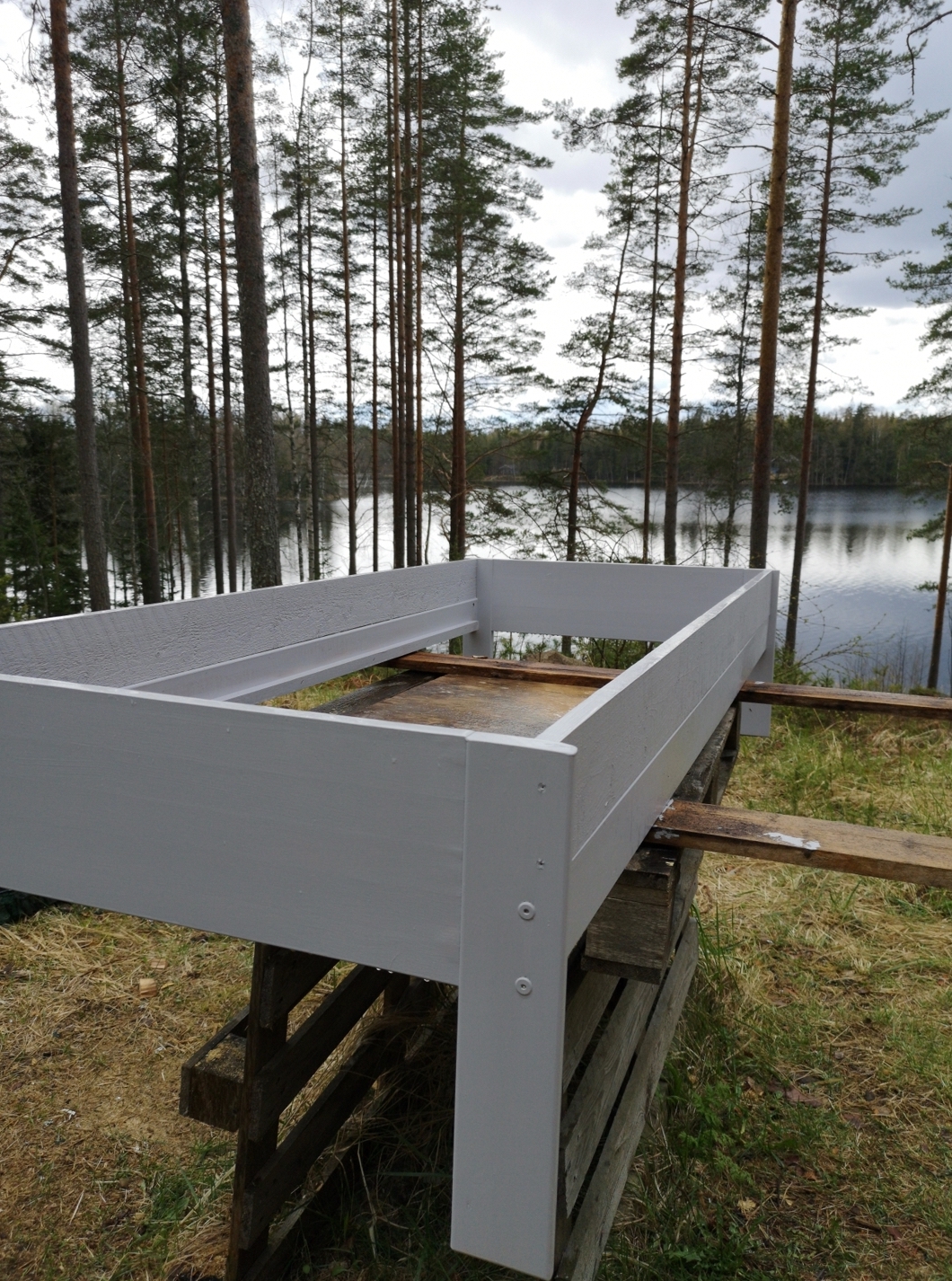 Hævet højbed af gamle senge