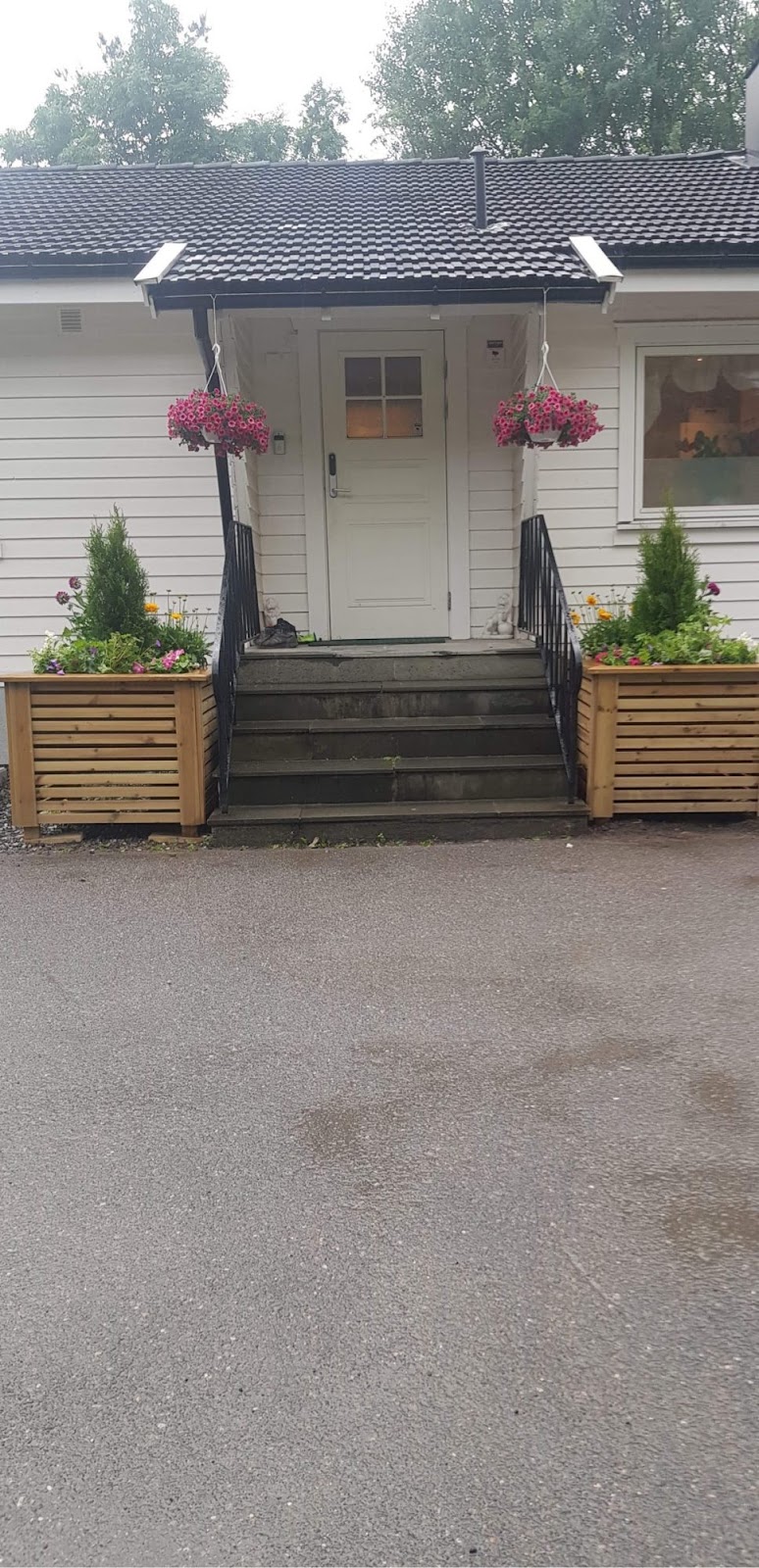 Ny terrasse og blomsterkasser