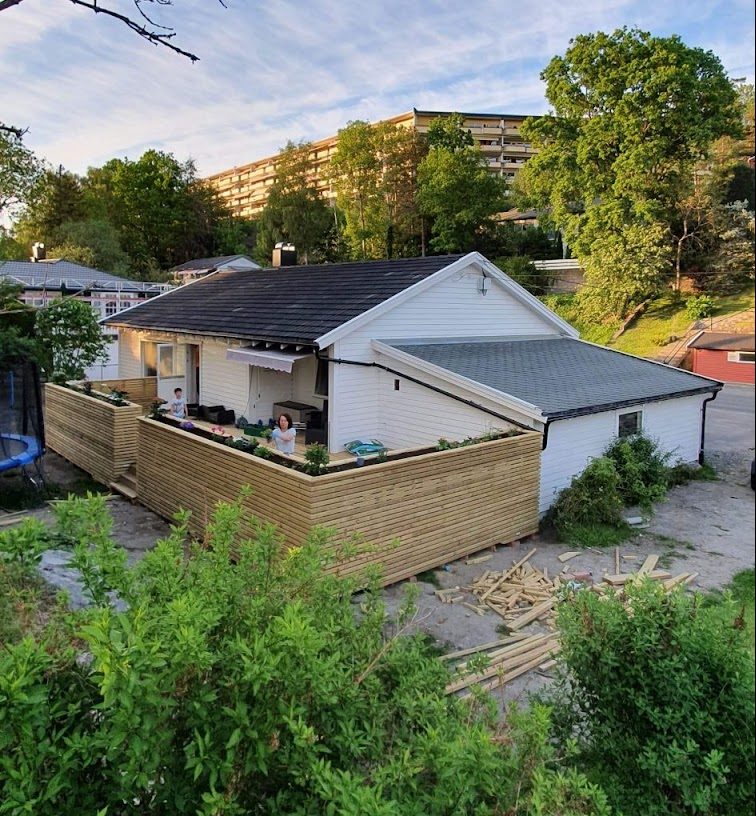 Ny terrasse og blomsterkasser
