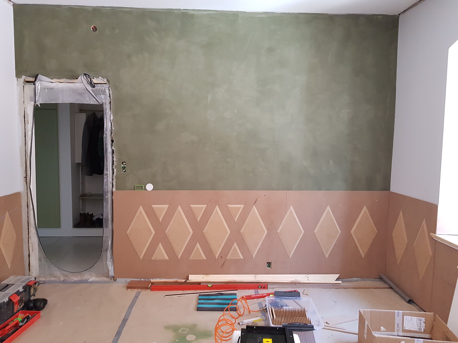 Høje væg-paneler med mønster