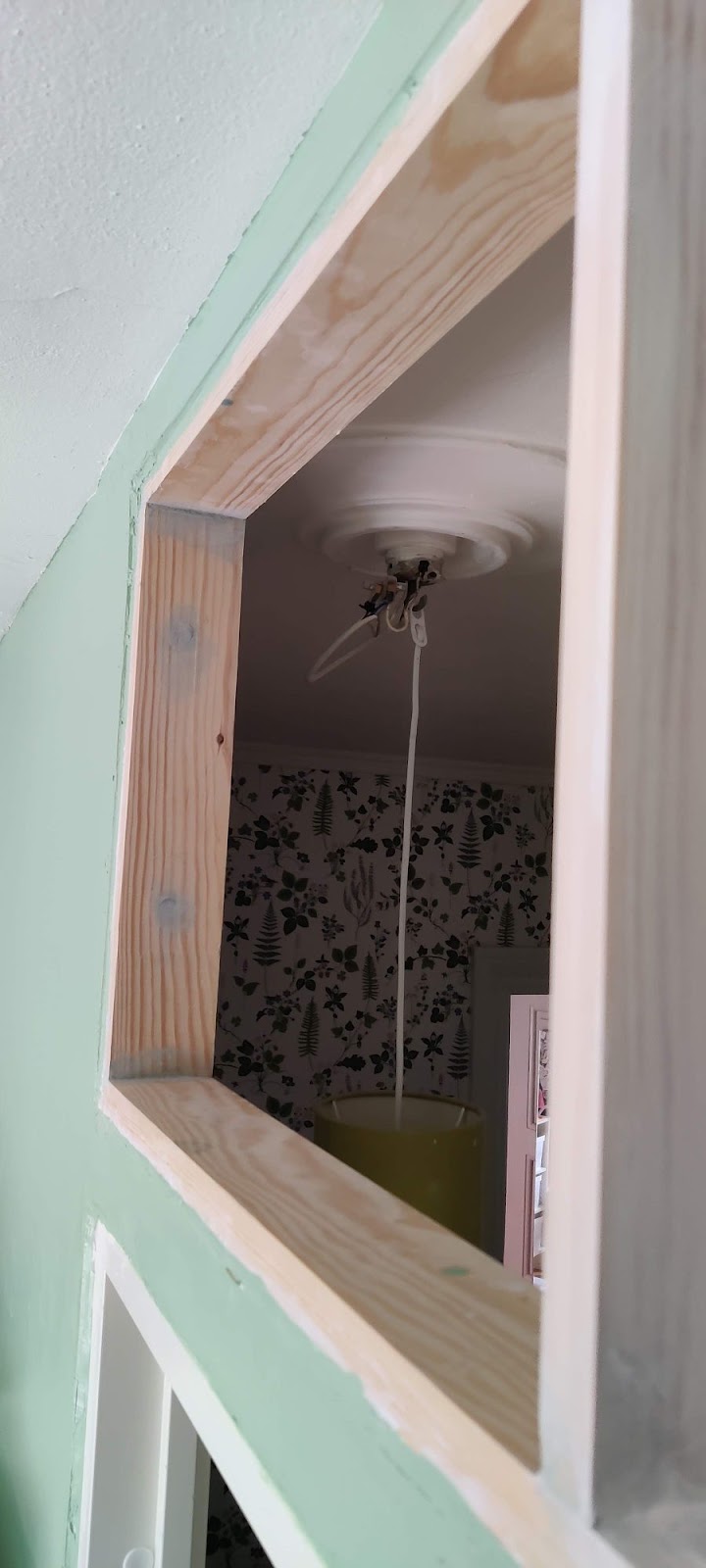 Skillevæg med dør, vindue og alkove/hems