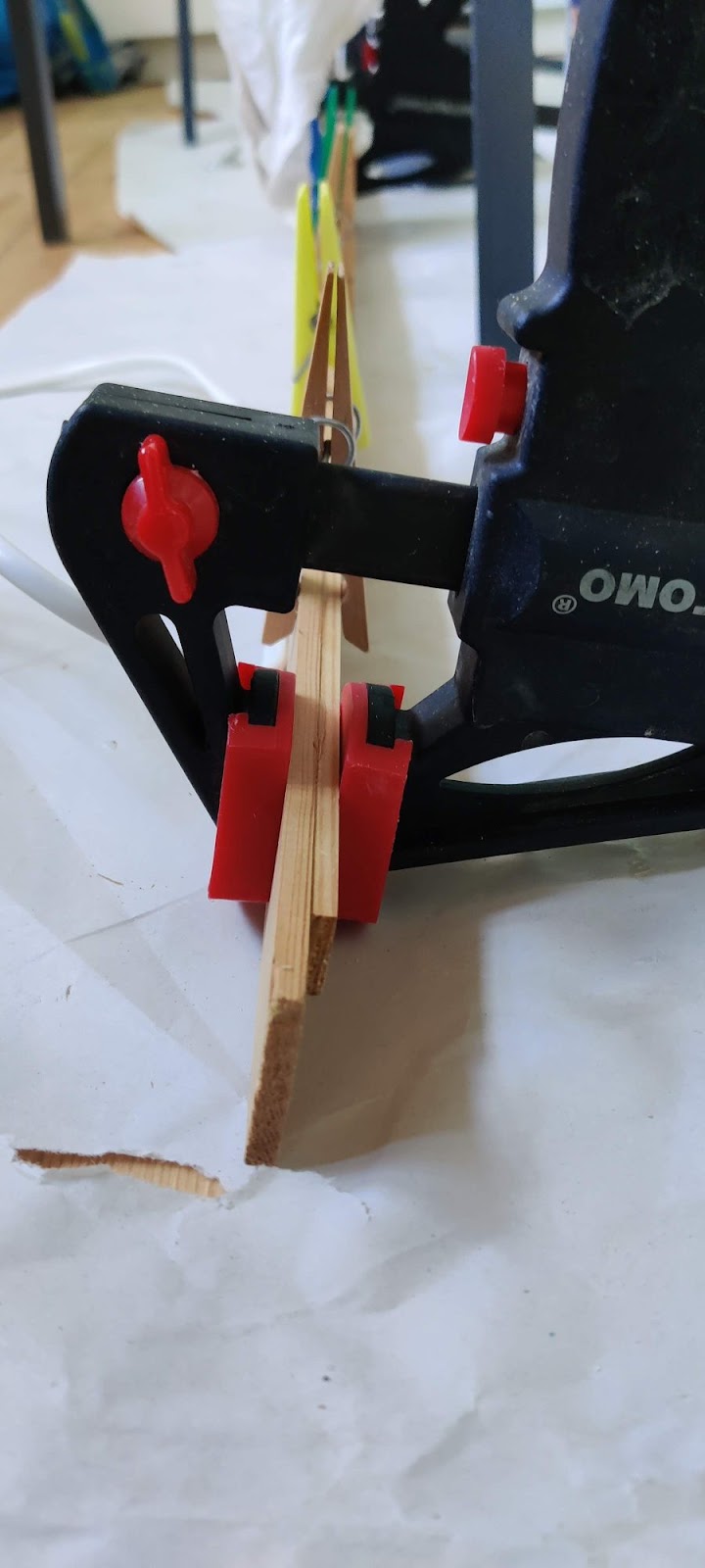 Skillevæg med dør, vindue og alkove/hems