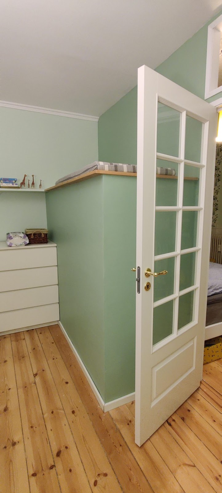 Skillevæg med dør, vindue og alkove/hems