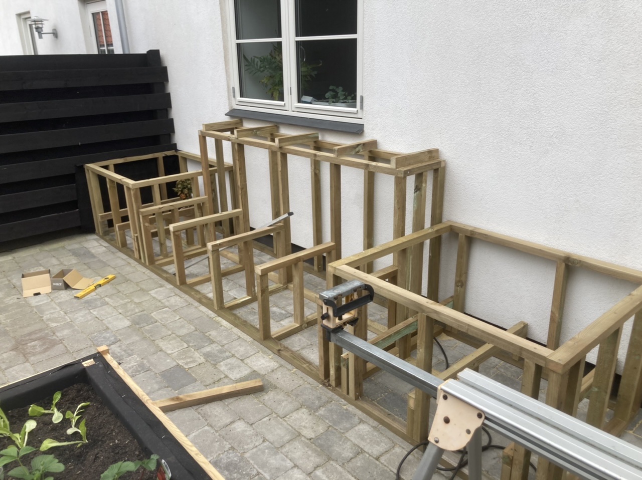 Udendørslounge med plantekasser