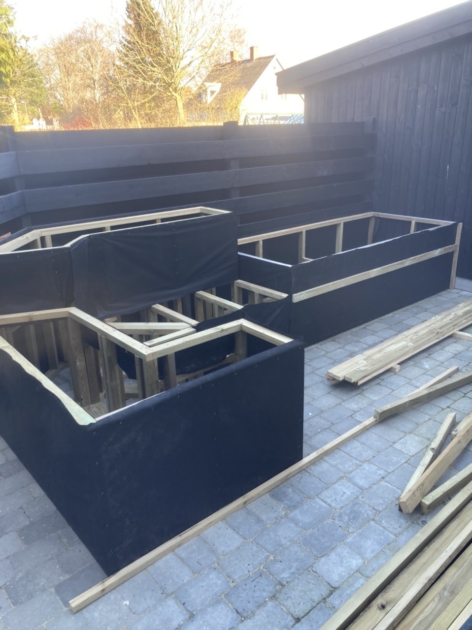 Udendørslounge med plantekasser