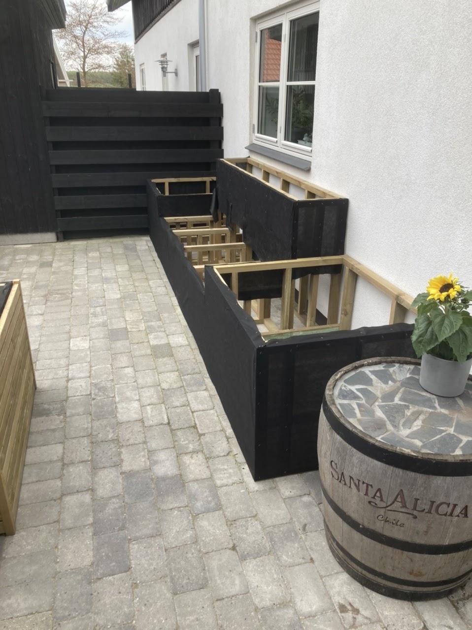 Udendørslounge med plantekasser