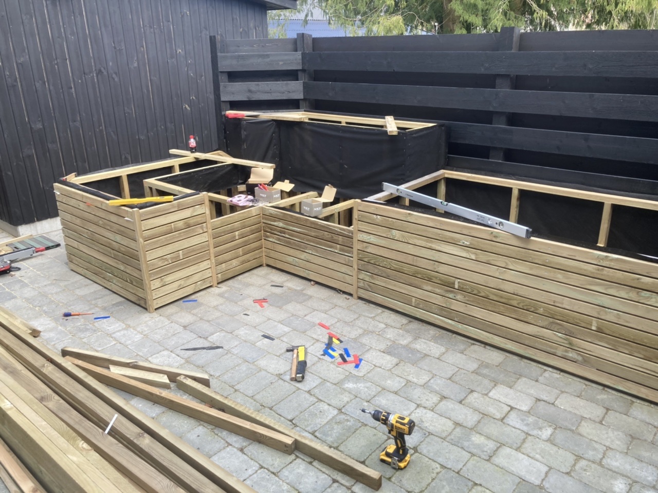 Udendørslounge med plantekasser