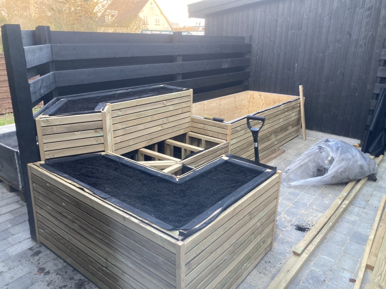 Udendørslounge med plantekasser