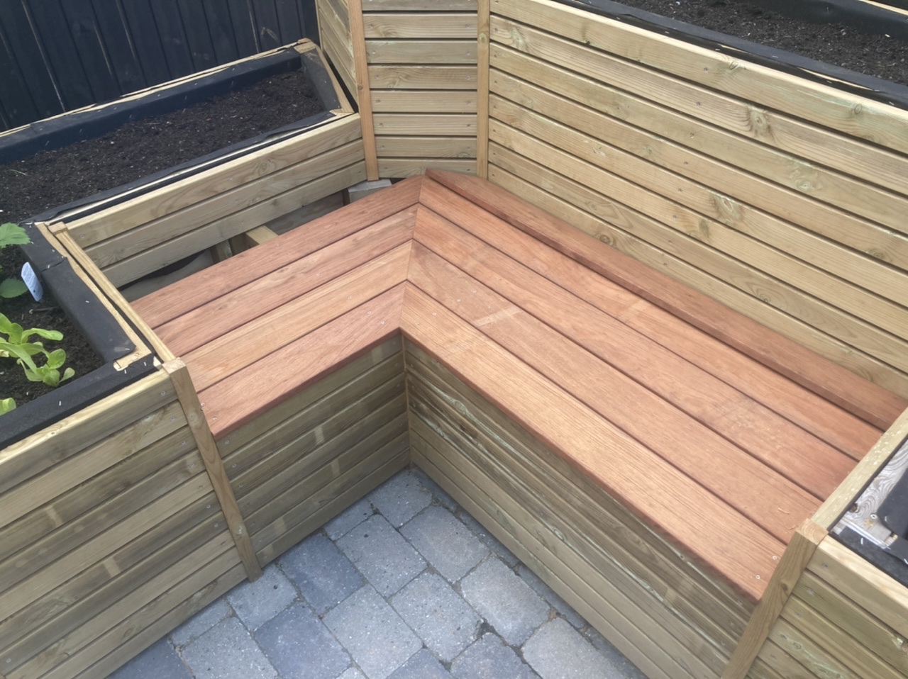 Udendørslounge med plantekasser