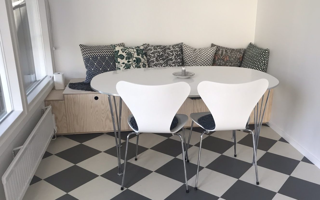 Skræddersyet køkkensofa med skjult fiberforbindelse