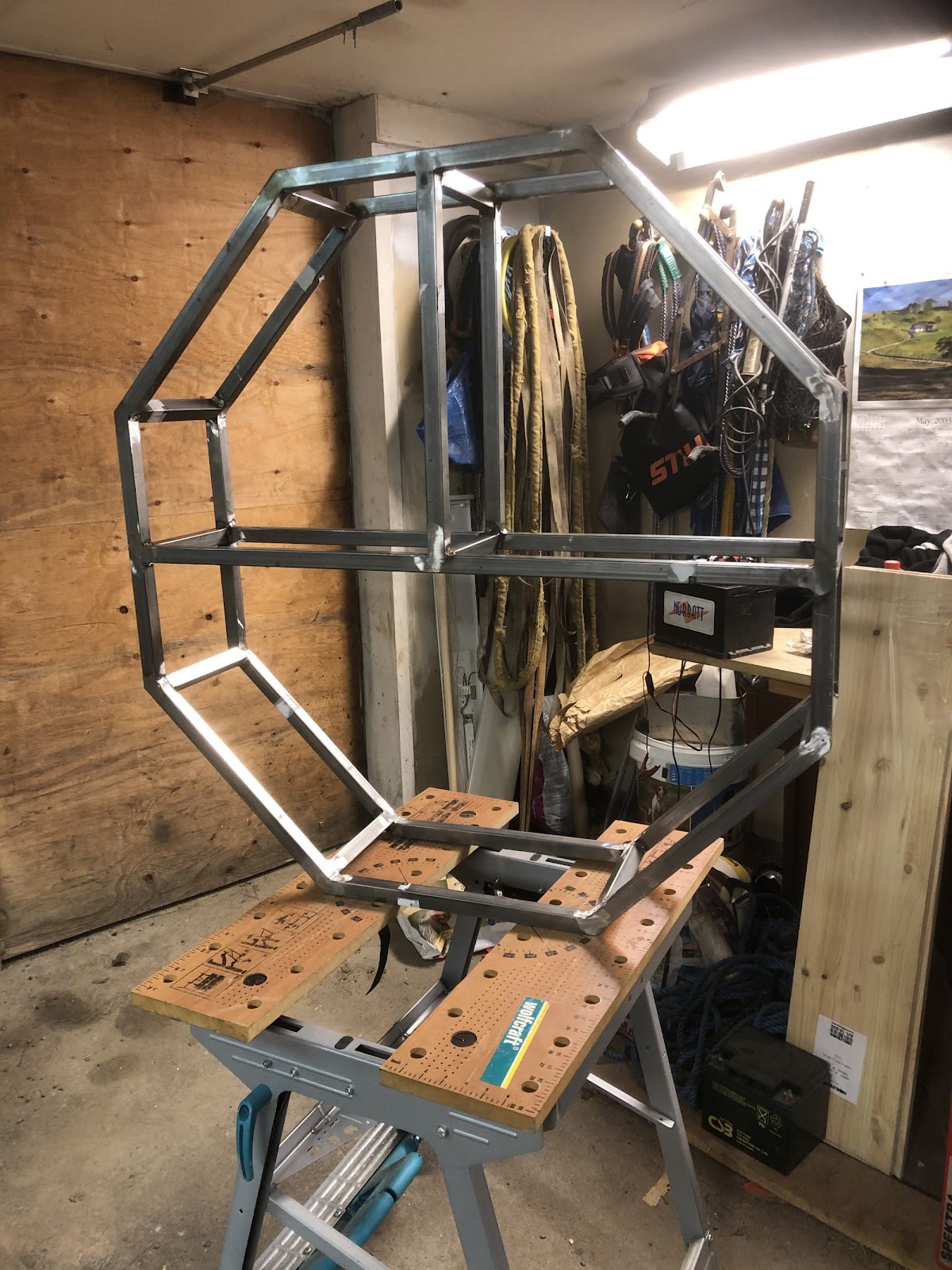 Væghængt hylde til brændet