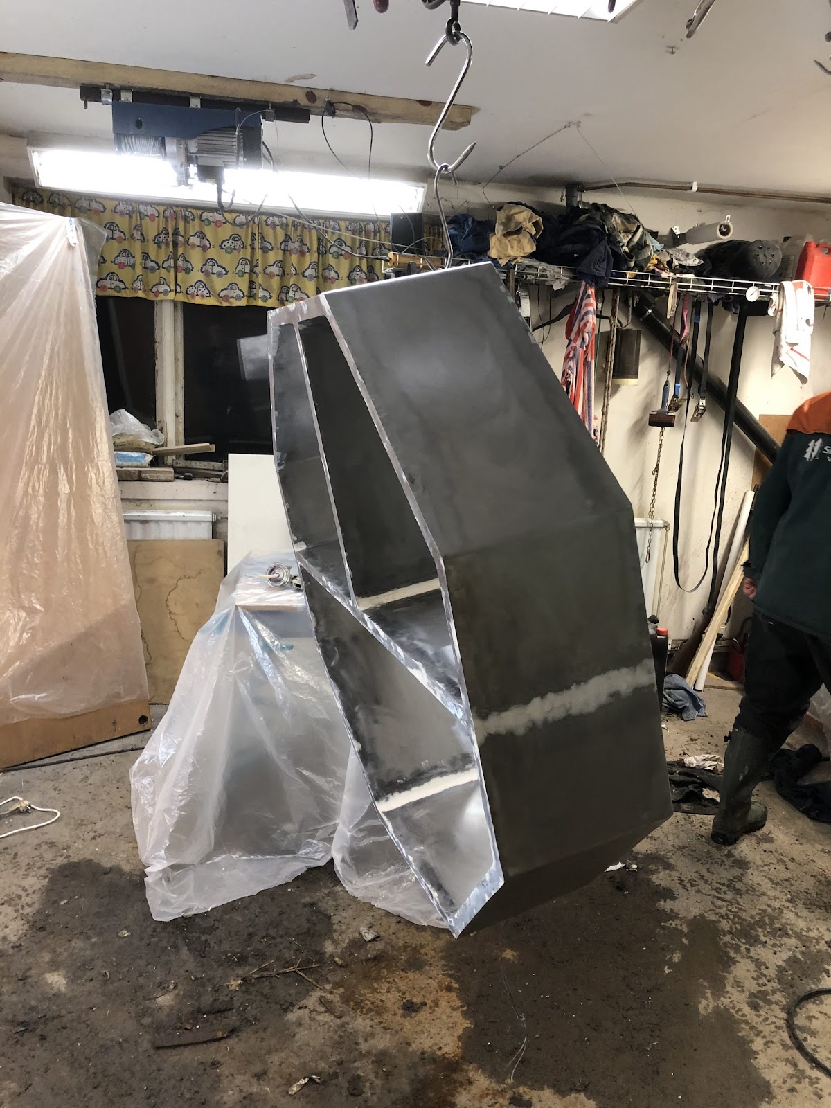 Væghængt hylde til brændet