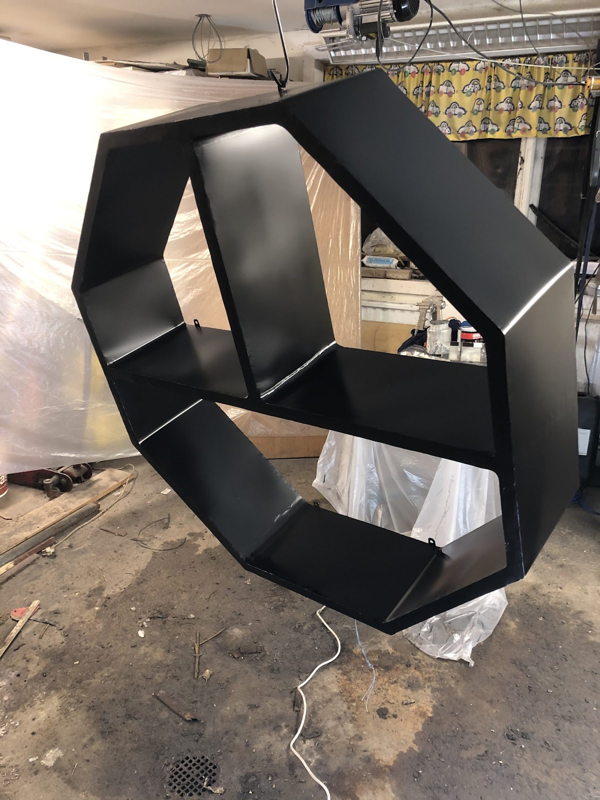 Væghængt hylde til brændet