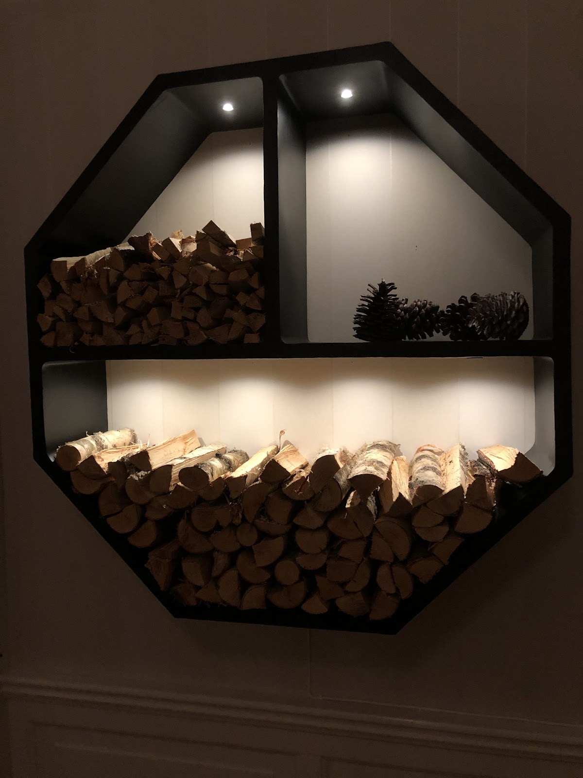 Væghængt hylde til brændet