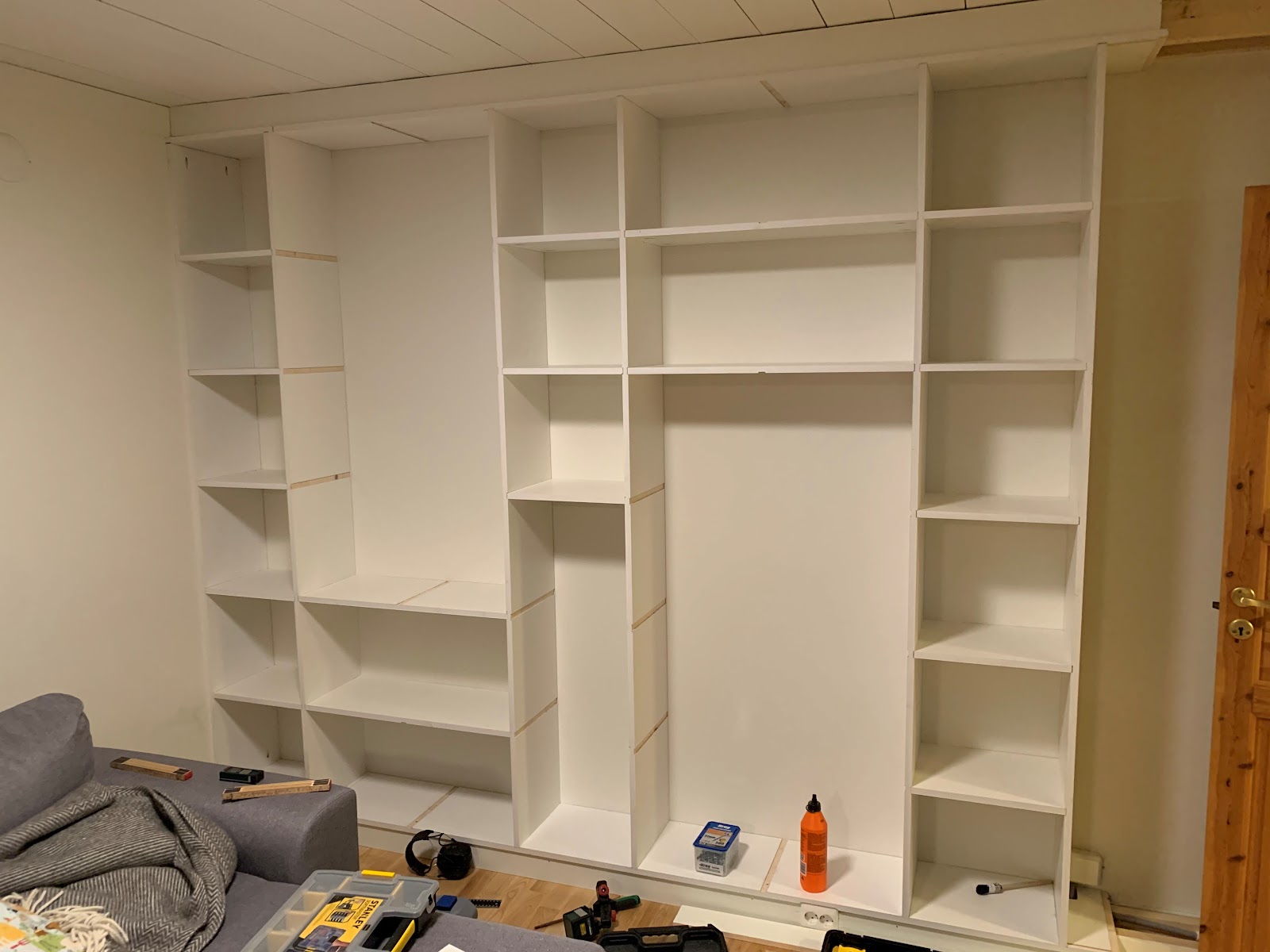 Vægreol med masser af plads